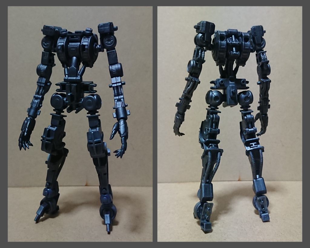 ガンダムフレーム状態の前・後ろ。フレームはガンメタル+つや消し、手首は他社パーツに置き換え。
