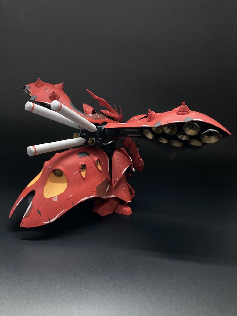 後姿の全体像はこちら。バーニアの内側はゴールド、外側はシルバーで薄吹きで下地の黒が残るくらいに仕上げました。