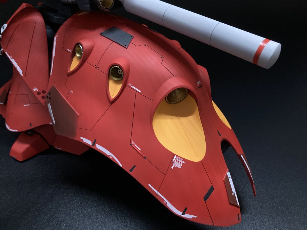 そして巨大なプロペラントタンクを装備している外装部分。曲線のスジボリが綺麗に引けなかったため、全て直線でスジボリを施しています。