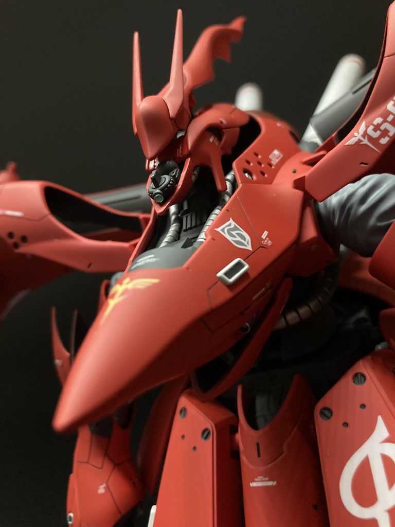 ナイチンゲールの頭部のモノアイは付属のシールの上にオーロラシールを貼り、その上からUVジェルでクリアパーツを自作してライフルのスコープ部分にも同様に施しました。