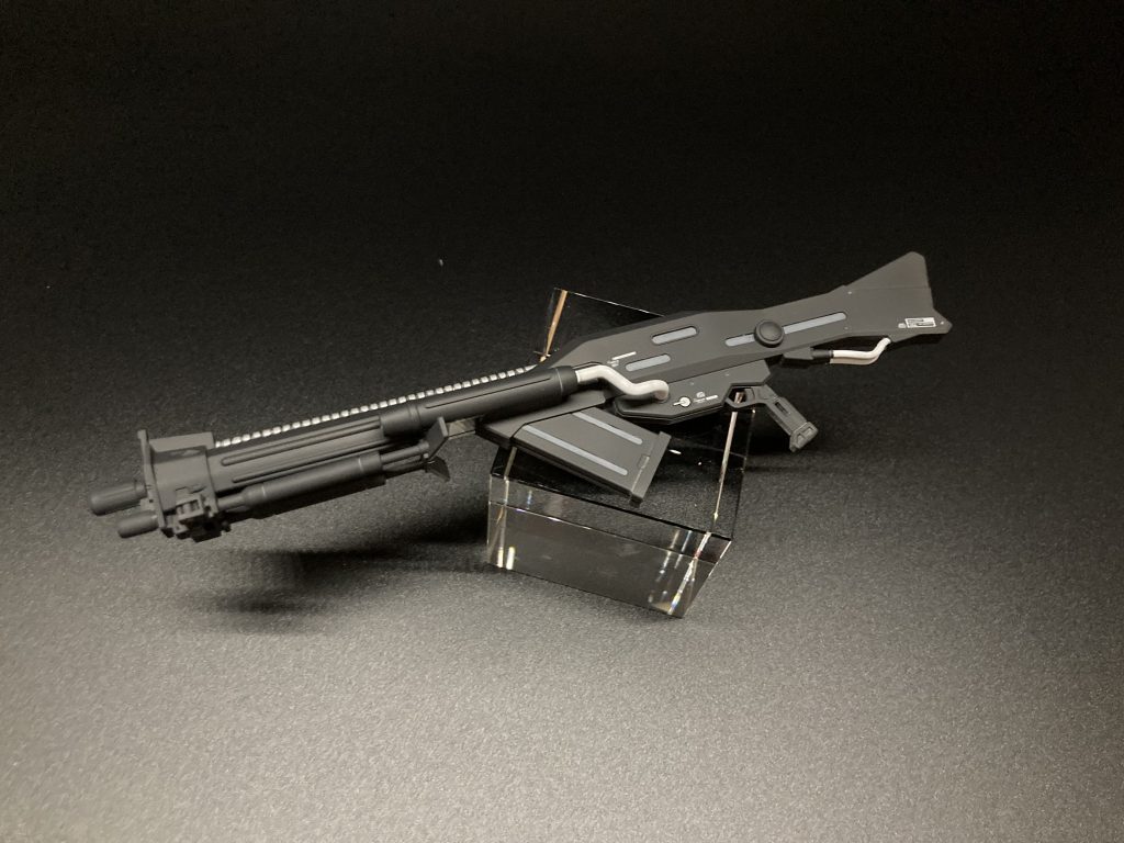 そんなライフルがこちら。エナメル塗料を3色(シルバー、グレー、ホワイト)使用して塗っています。