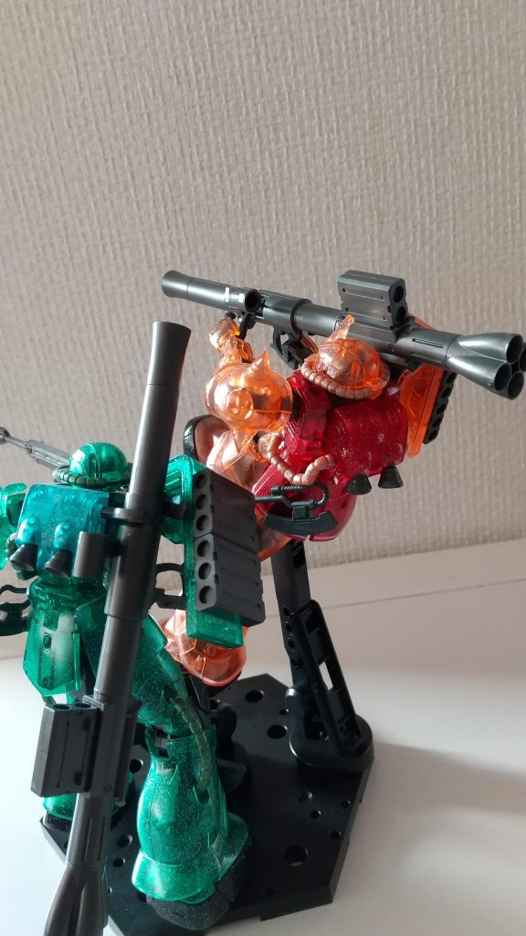 どちらも素組ですが、ラメ入りのクリア外装や、武器やフレームなどのブラックはメタリックになっていて、めちゃくちゃかっこいいです！