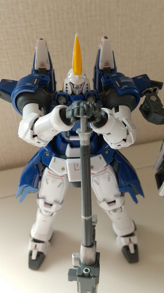 続いてトールギスⅡ。こちらもプレバンですが、チタニウムフィニッシュなどではありません。Ⅱには両手を重ねたパーツが付属しています。このポーズのためだけに!