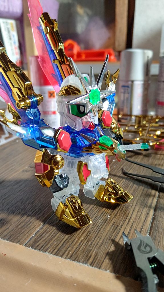 クリアバージョンだと赤ら顔になってしまうので、ちょっとメッキシルバー塗ったりしました。せっかくのクリアパーツなので、塗装はくるぶしや胸のV字部分など一部だけ。豊富なメッキパーツのお陰もあって非常に煌びやかでカッコいいキットだと思います。以上、お目汚しでしたm(_ _)m