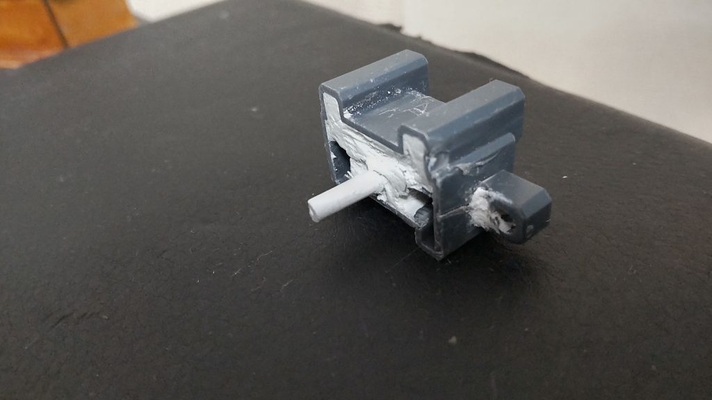 バックパックは付属の軸だと結構隙間ができるのでランナーのあまりにかえてみました。