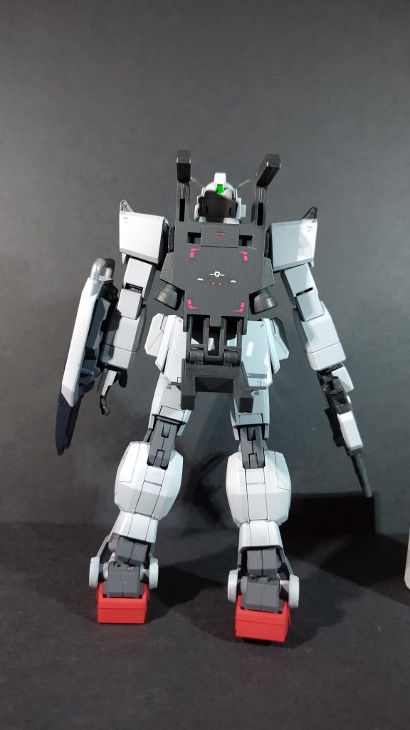 コンテナラックに貼ったデカールはお気に入り。ランドセルを乗せる時の目印になったりしそう。