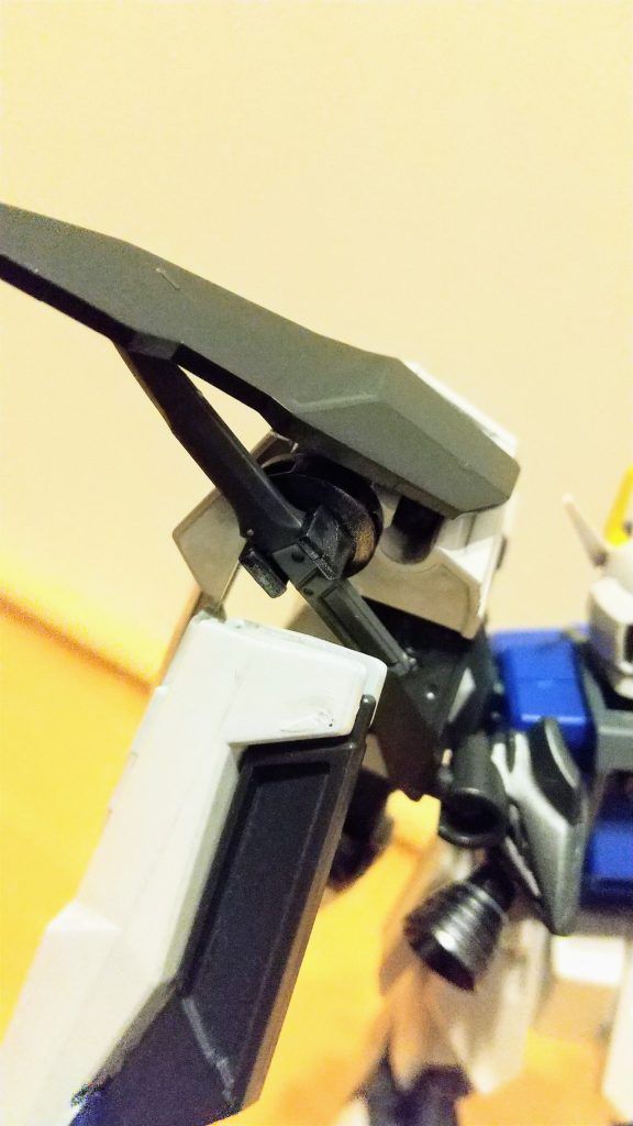 アーマーシュナイダーはこのように懸架することができます。あと、バーニアを増設してます。これはガンプラビルドアップパーツですね。