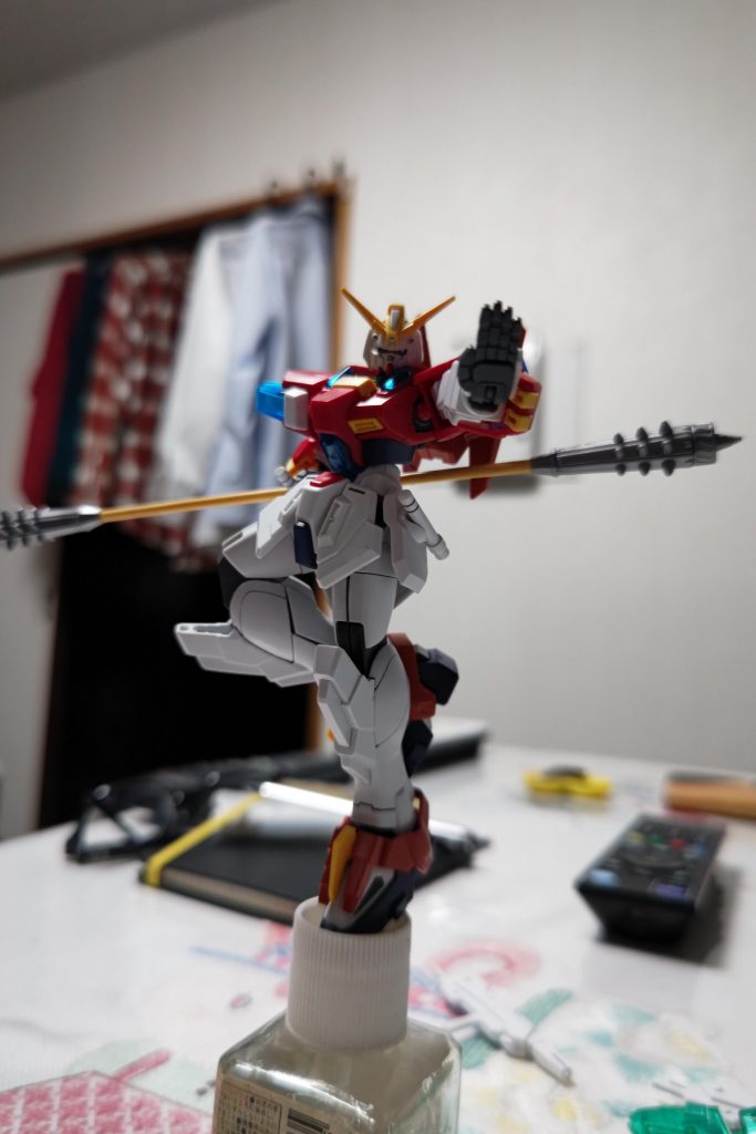 スパイクロッドによるリーチの長い攻撃と必殺のブレイズキックで敵機をKOさせる！