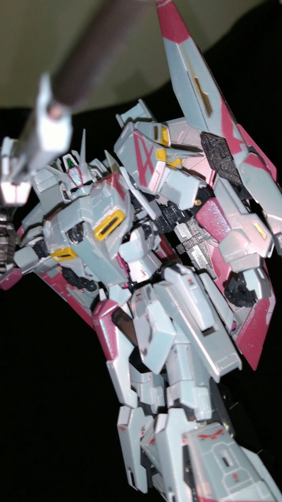 見た目ではうっすらとピンクがかっているので見る角度を変えながら楽しんでます。