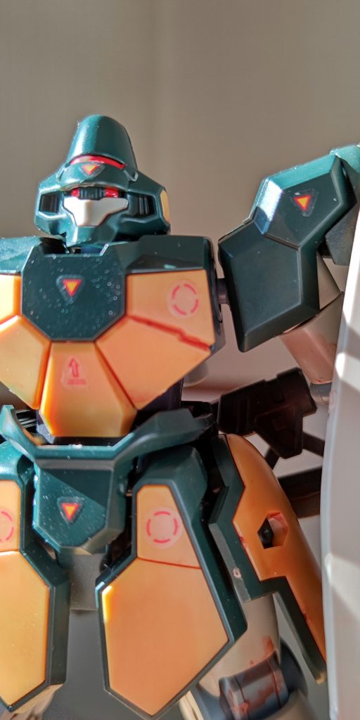 モノアイの脇のスリットに色を塗ったら印象変わるかな?と思ってやってみましたが結構面白い顔になって満足です。