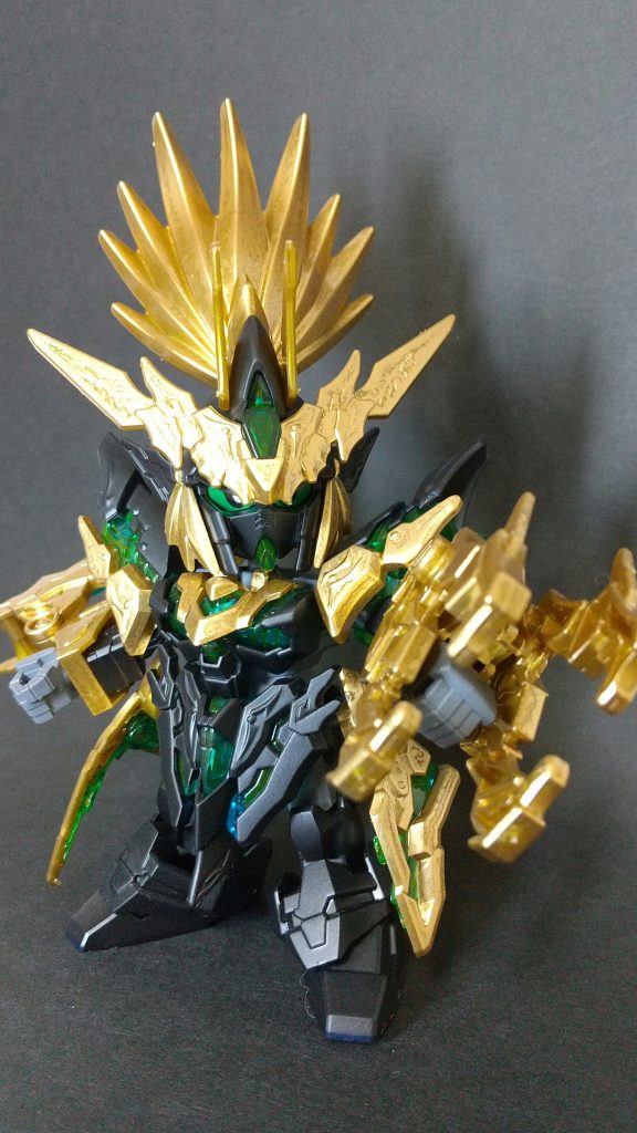 筆塗りしかしたことなかったのですが、はじめてスプレー塗装デビュー。やっぱり筆むらなくキレイに塗れるものですね。すごー。金色パーツも缶スプレーで塗っていますが、ゴールドのビカビカ感がわかりづらい……。成型色とかなり似た色なので（そりゃそうなんですが）、「塗れてる？」と不安になりながら塗りました。ちなみに金色とクリアパーツは光沢トップコートで、それ以外はつや消しトップコート仕上げです。