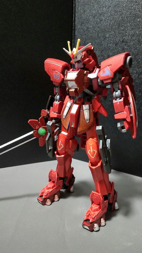 ○主な変更点・頭部はガンダムフェイスを取り付けてます。※今回はガイアガンダムを付けてます。・胸部は30MMの装甲を付けてます。・腰部はフロントアーマーに追加装甲を付けました。・脚部はグレイズからガンダムバルバトスに交換しました。・脛にグレイズの装甲を接着しました。・足は下駄として、ガンダムウヴァルのを追加させました。