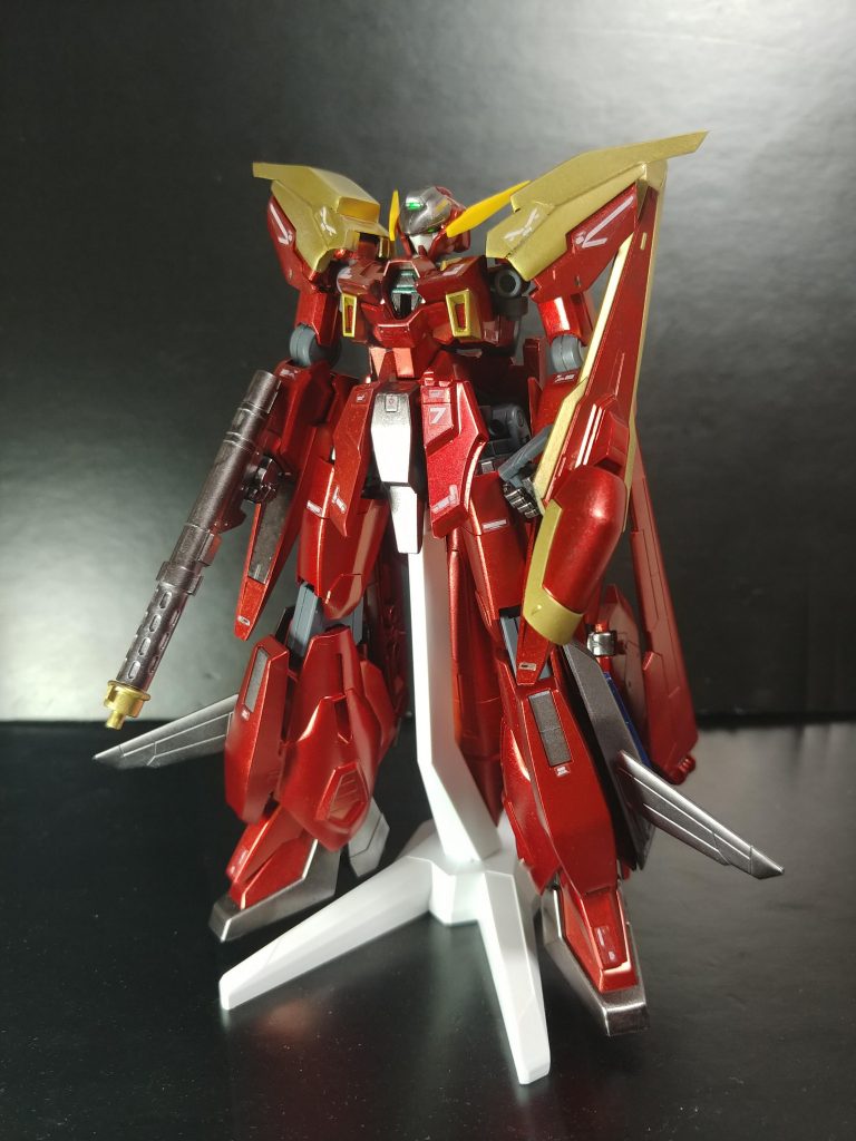 機体名称「AGE7-エクスプロージョン」自分がGBNで使用するならば、というコンセプトで制作を開始。技術的にも最前線で活躍なんてできないため、高機動で戦場を引っ掻き回す=可変戦闘機タイプを選択しました。戦闘機に可変する関係でどうせ似るから、カラーリングは大好きなVF-19改 ファイヤーバルキリーに寄せました。似てる?