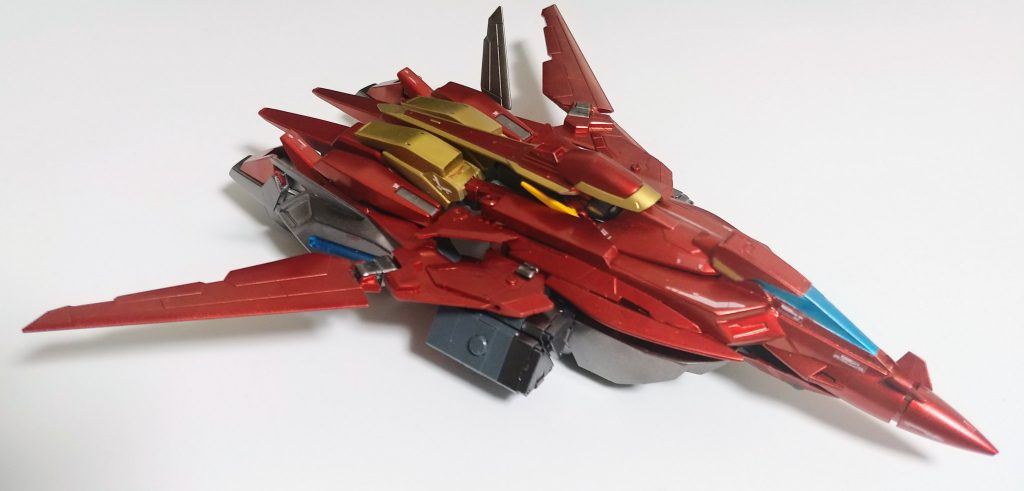 オプション装備とりあえず翼の下にミサイルを搭載できます。そのまま変形も可能ですが、邪魔なのでだいたいパージします。翼は可動を残してあるので展開・格納が可能です。
