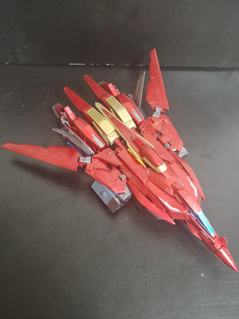 ⑧肩関節にある3mmジョイント部分に補助パーツを接続し、各部のバランスを調整します。⑨完成!各部で干渉する部分が多々ありますが、それを逆手に取ることで簡易的なロック機構としてはたらくため、足がぷら~んとかなることがありません。(o´・∀・`)ドヤァ以上、変形プロセスとなります。お目汚し失礼しました。