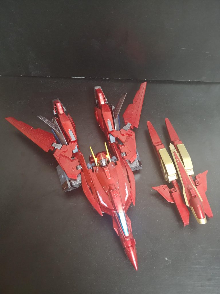 ⑥干渉を避けながら本体に接続します。⑦変形用補助パーツ(腕用)に畳んだ両腕をセットし、上部にブレードシールドを取り付けます。