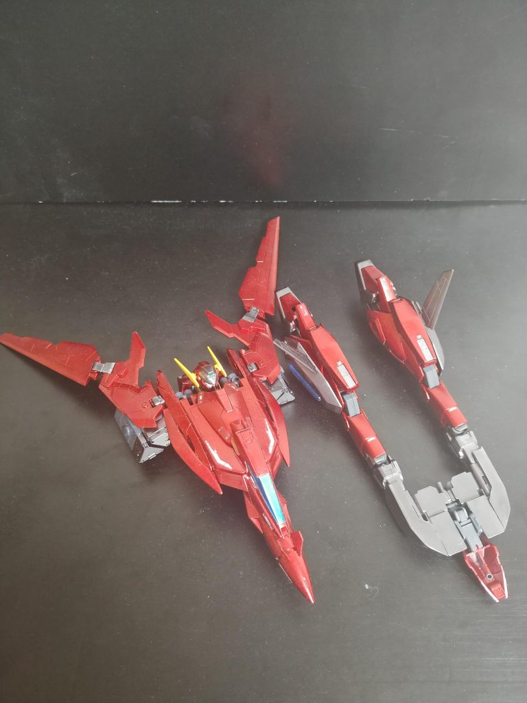 ④翼を展開し、ミサイルポッドを付けます。⑤変形用補助パーツ(足用)に取り外しておいた足をつけて、膝を縮めて足をたたみます。