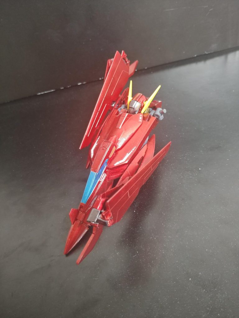 ②AGE2同様上半身を折り曲げ、顔を反対に向けます。③本体をひっくり返し、写真のように翼を反転させて残しておいた肩関節と接続します。つまりケツ向けて飛ぶことになります(笑)