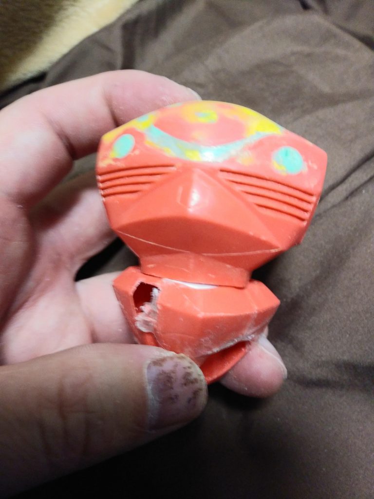 一応、腰も可動式にしましたが、赤い動力パイプが干渉してあまり動かなくなりました…が、ズゴックです。