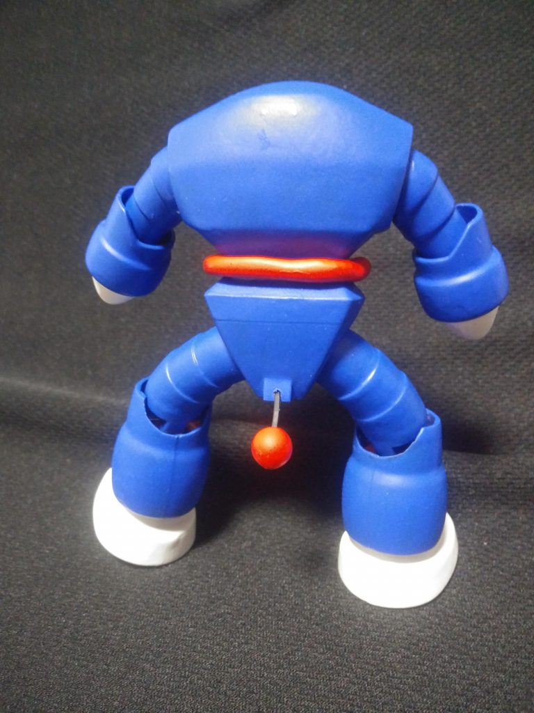 尻には独自解釈の赤いセンサーをつけました。ズゴックです。膝の隙間から、成型色が見えていて恥ずかしいですが、ズゴックです。