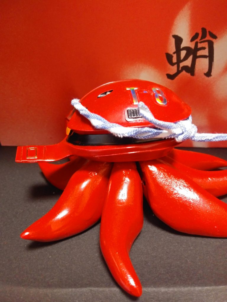 口は何故か真っ直ぐ前に伸びて、頭には布製の動力パイプが…首から下は渾身のフルスクラッチです(笑)