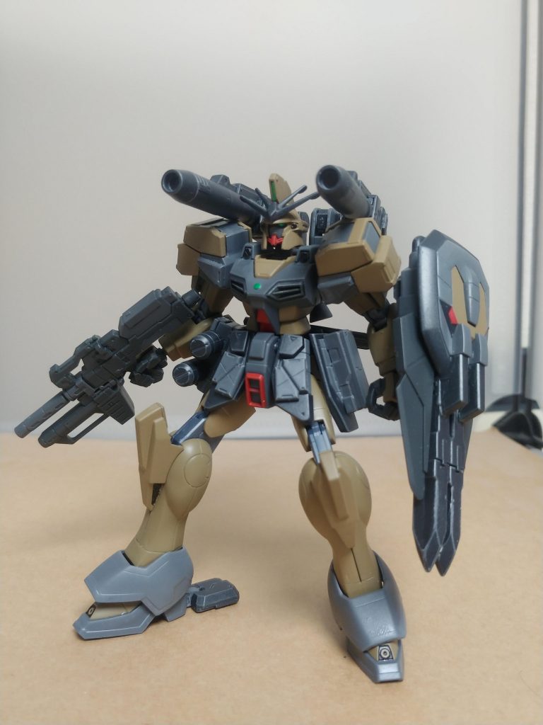 キャノン発射時踏ん張るために、接地面を増やす可動式の踵を付けました。