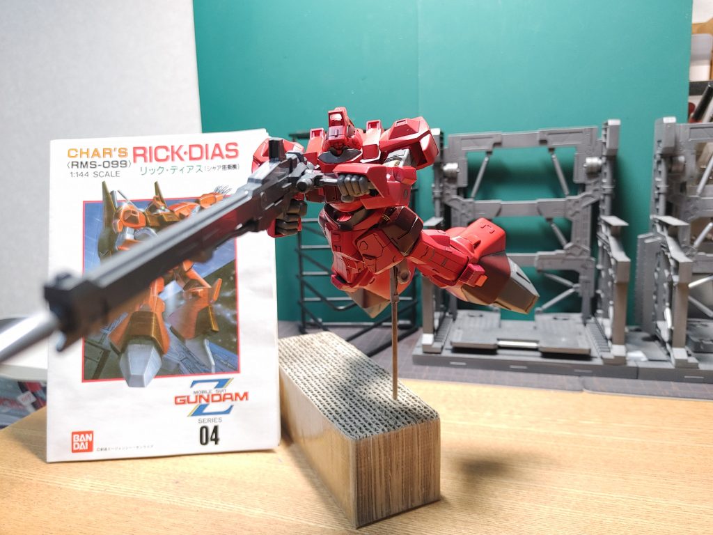 1回目の塗装後、可動域確認。元々の可動域も悪くはなかったですが更にポージングの幅が広がりました。