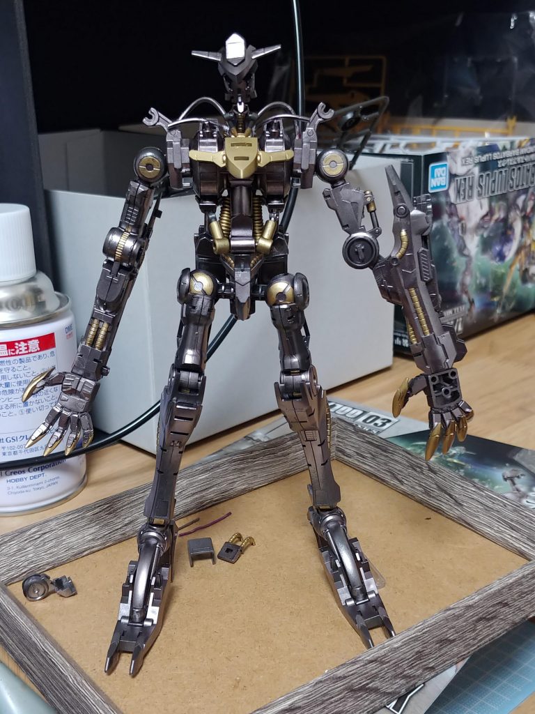 ガンダムフレームはガンメタで塗装。ゴールドで部分塗装。肩部にと腰部に職場に転がってた配線で情報量を追加(腰部のスプリングは最終的に外して配線に)