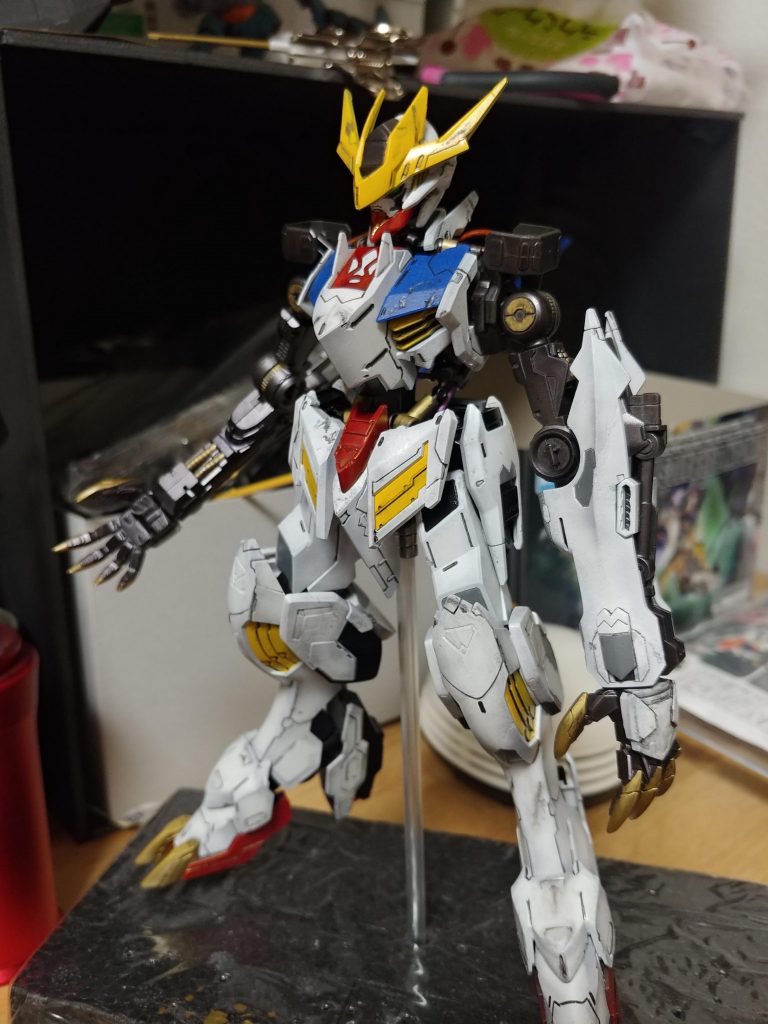 リューターでダメージ加工をして塗装、あんまり写真が無かった…赤、青、黄は下にマーカーの黒を吹いて色合いの調整を白は隠蔽が薄いのでマーカーのグレーをパネルラインに細吹きして上から白を吹きグラデ風にしてみました。