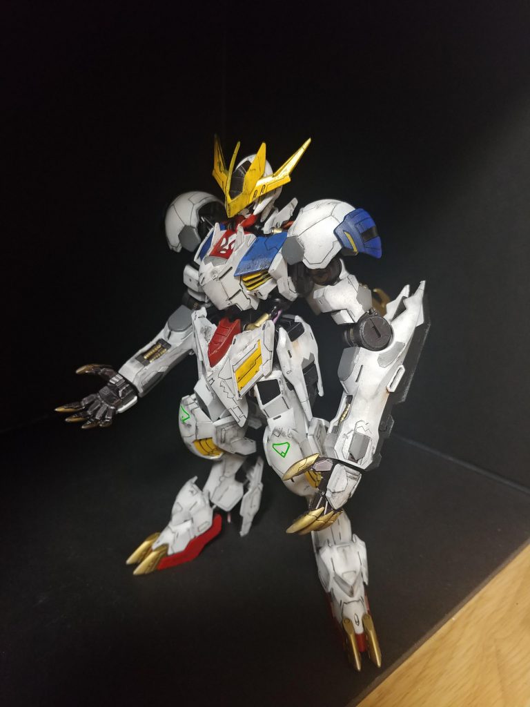 爪とテイルブレードは金色で肩アーマーは寂しかったのでディティールを追加しました。軽めのウェザリングをして本体完成。