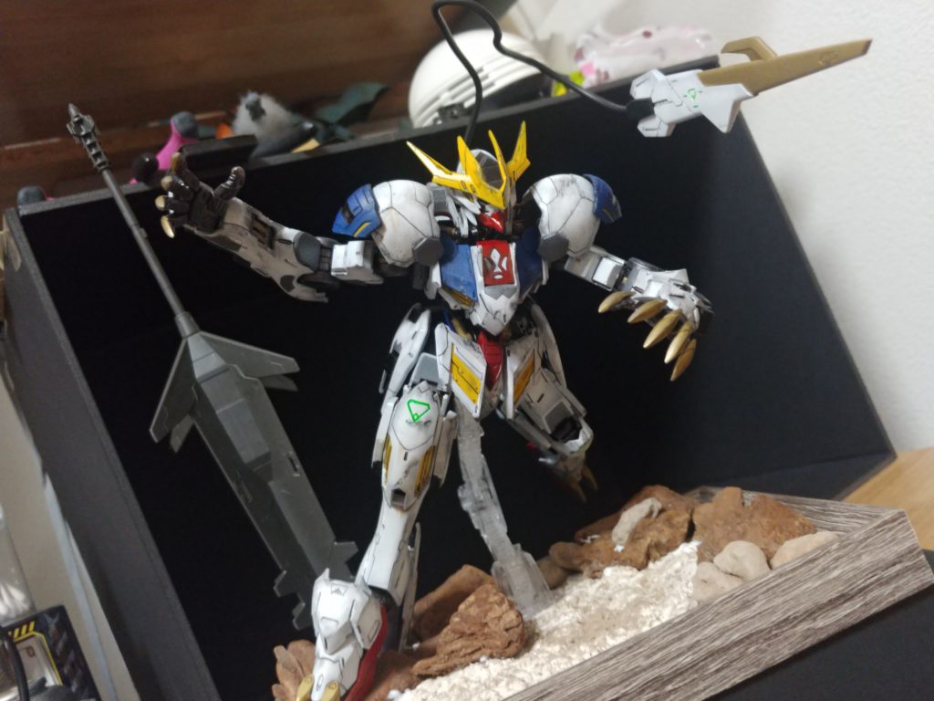 アクションベースをジオラマの中へ埋め込んでポージング用のジオラマベースと目のエフェクトを作成して完了です。疲れましたが楽しかった。マーカーは時間がない時でも気楽に塗装できて良かったです。気軽にコメント、フォローしていただければ喜びます🙌