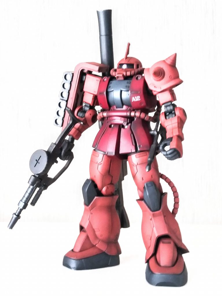 ネット通販サイト風に撮ってみました。ライトを弱くするとピンクに写るから不思議です。こちらのほうがシャアザクっぽいですね。