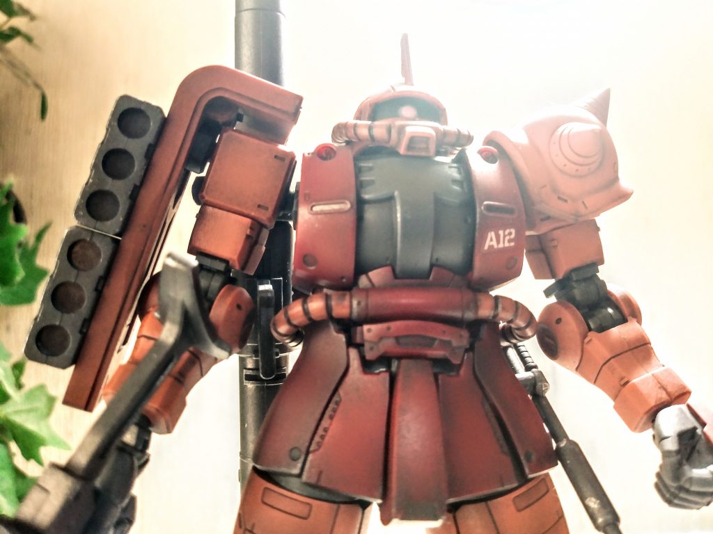 ライトを上から当て、ザク大地に立つを再現。シンプルなのに味がある、ザクの魅力ですね。