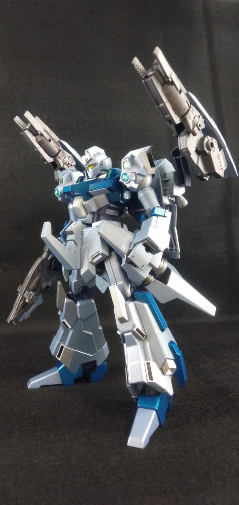 バックパックに追加したものは本来ブースターですが、少し組み替えるとキャノンっぽくなったので、そのままビームキャノンということにしました。手持ちはそれに合わせて取り回しの良さそうなライフルを組み合わせました。30mmは組み換えが楽しいですね(*´ω｀*)