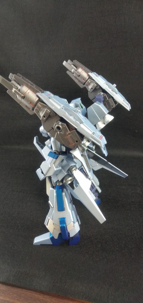 キャノンはガンメタで塗った後に赤でスミ入れをしてみました。思ったより目立ちました。装甲っぽいパーツは本体色に合わせました。