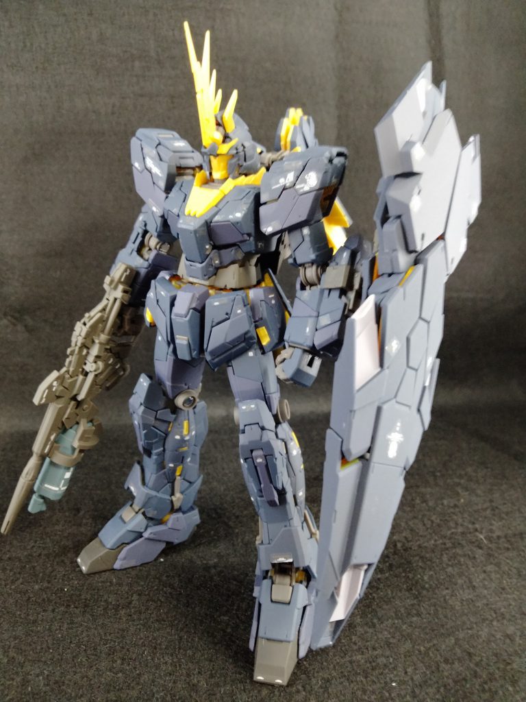 ユニコーンモードです。サイコフレームにはつや消しをかけたくなかったので、極力この状態で四肢ごとにつや消しをかけました。え？パーツごとにやればいいじゃん？はい、おっしゃる通りです。手抜きしました😅壊さずに解体して、組み直す自信がありませんでした🤣つや消しのかけ過ぎか、一部のABSパーツにヒビが入ってしまったので、やはり組み上げ前にかけた方が良かったですね。反省😓