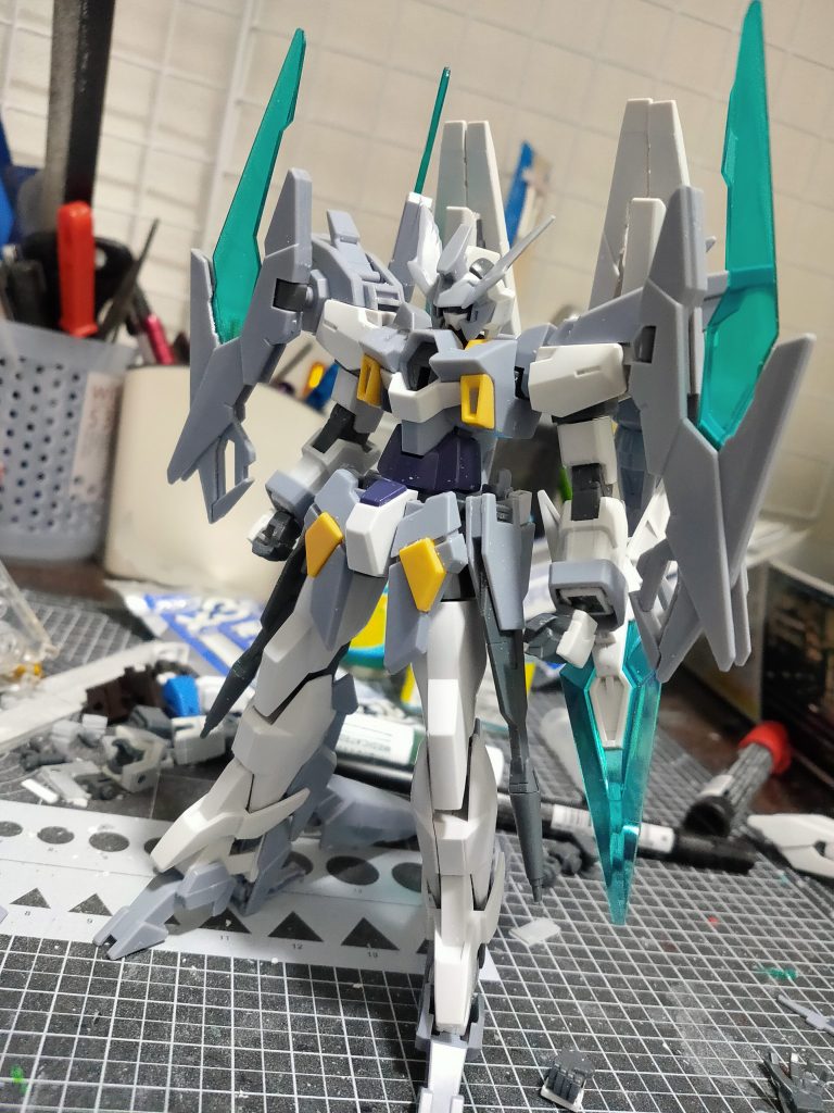 塗装は元はグレーですが違う色に変更しようとして悩んだ末薄い水色にしました、ラッカーで塗装して墨入れで余分なところを拭き取ったら塗装が剥げてしまい誤魔化すために汚し塗装を施しました。塗装前にサフを2回吹いたのとラッカーの塗料の濃度が薄いのが悪かったのかと今では思います。