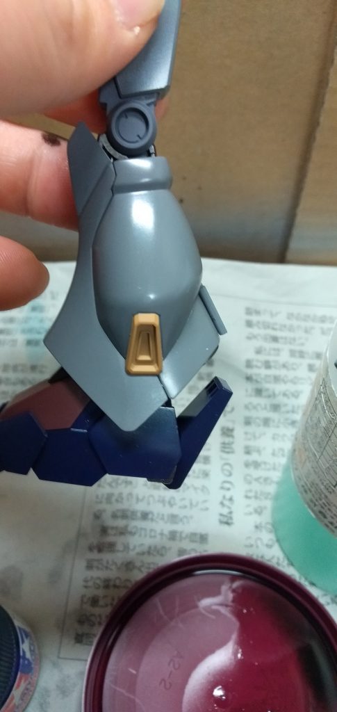 見えなくなることに気づかず塗り分けてしまった足…。まぁ、うまくマスキングできたので良しとします。