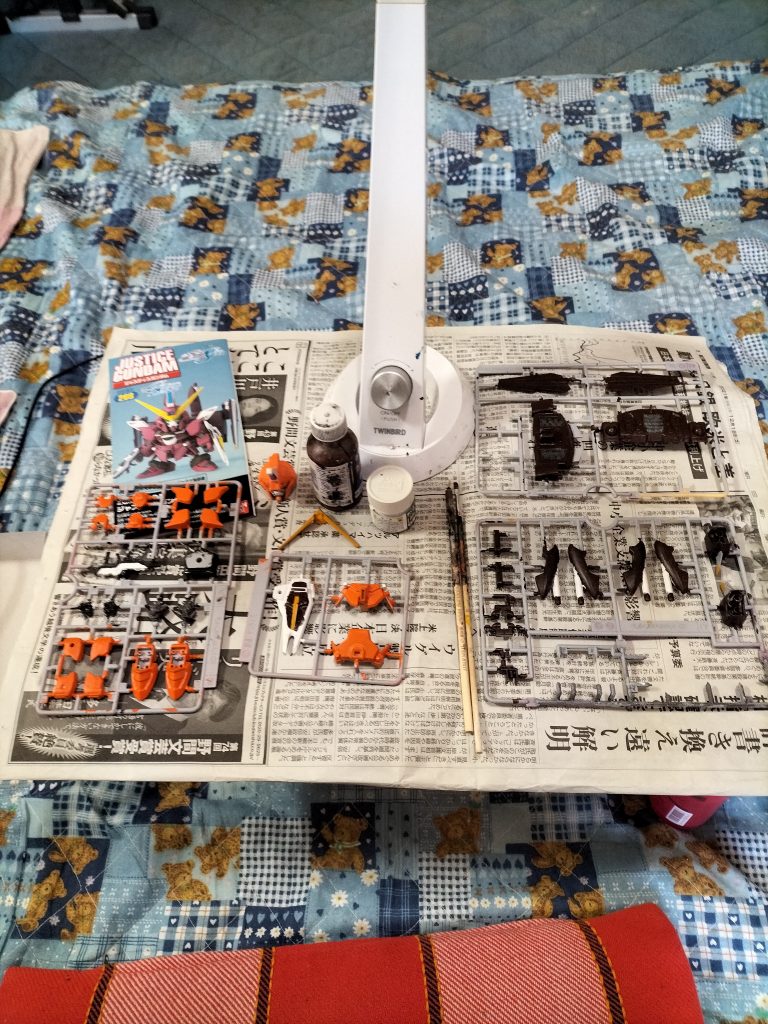 いつも、新聞轢いて、塗装しておりますランナー付けたまま、塗装する癖が、付いてしまって、困ってます💦今度、百均で、猫の手買うつもりです。