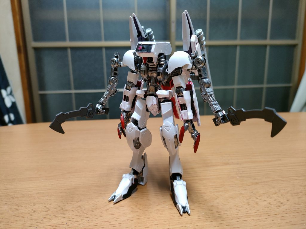 素体。前に投稿した白塗りのガンダムフラウロスをベースに大胆に両脚と肩部をバルバトスルプスに。アンカーはGエルスから借用しました。ガントレットに隠される鉤爪はルプスレクスの手を借用。棺桶っぷりを想起させる為に何処の装甲を減らすか迷いましたが、胴体装甲と頭部を丸々オミットしました。