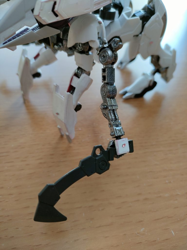 前肢の根本に更にあるサブアーム。搭乗しながらの作業の他、ブレードや機銃を装備して副兵装として戦術の幅を広げる。