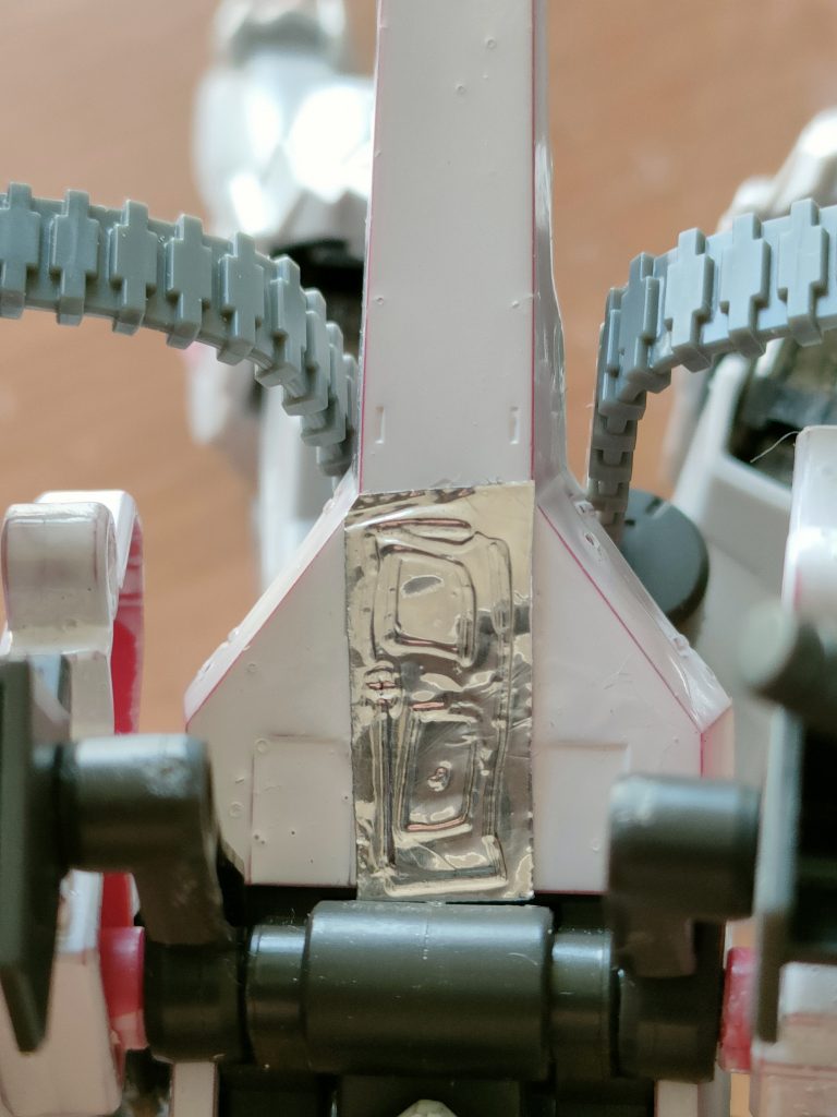 コクピットハッチで本機一番の特徴。00のユニオンフラッグと同様に寝位式のコクピットで対加速負担を軽減し、中にはモニターが無く、ティエレンみたく有線付属のヘルメットのHMDにマルチセンサーが入手した外部視界を送り込まれる。搭乗者は空中に寝て上の左右に主砲が、足元前方にアンカーとサブアームが浮いてるように見え、上向いて寝ながら実は前方を見て、操縦桿で動かしてる。しかし、その仰向けに寝たまま足元たる前方を見る今までと全く違う操縦感覚に脳がついて来れず、最初は数多くの戦死者を出し、兵装の火力と尋常ならざる高機動。それとは打って違う寝位式故の対G対、加速負担軽減性。その他の新設計導入から、共和国の棺桶より寝心地良い「かつて一般的だった座して納骨する座棺の意味の棺桶」より「富裕層が使用してた寝位式の寝棺の意味」として「高級棺」「カプセルホテル」の蔑称を戴かれてしまった。尚、肝心の装甲は板金と炭素繊維の複合装甲とレギンレイヴより少しマシ程度。