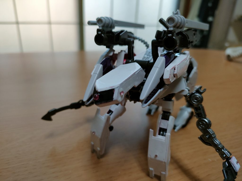 メインカメラ。バックパック中央のヘッドの格子を削って無くして、ビームサーベルのクリアランナーの先っちょを切り取って貼り付けてモノアイを再現。色は赤か緑にしようか悩みましたがオーソドックスに赤を採用。しかし、このカメラは長距離砲撃用で殆ど飾りに過ぎない。