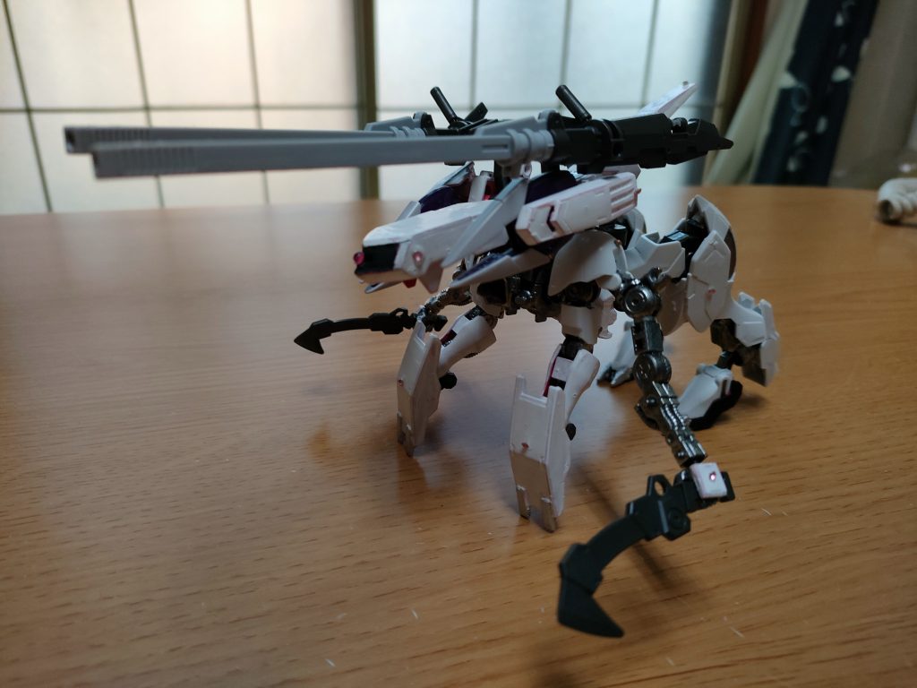 全身各所に接着剤でビーズが貼り付けられてる。コレはマルチセンサーで機体全方向死角無く大小様々に張り巡らしてる。実は搭乗者が外部を把握してるのは主にコッチ。メインカメラは長距離以外滅多に使わない。00に登場したノーヘッドと同じ頭部なく、全身に情報を分散処理してる。