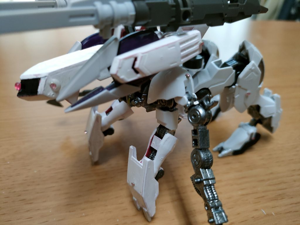 ワイヤーアンカー。牽引用のアンカーだが建造物や障害物に固定して自機を牽引し、立体機動も可能。