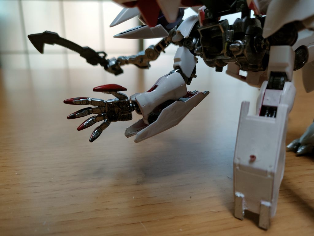 ネイルハンド。脆い地面や隠密行動、軽い接地圧が要求される足場には篭手脚から開口されて使用され、爪によるピンポイント攻撃もこなす。