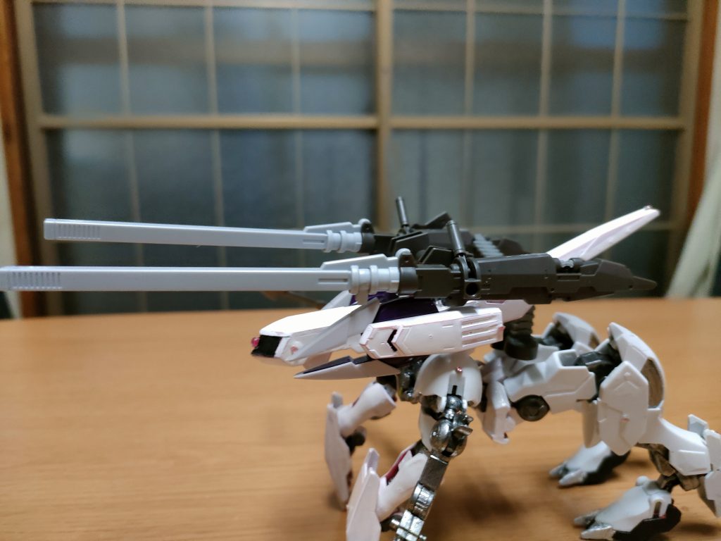 105mmレールガン。左右のガンマウントアームに搭載された本機の主兵装。レギオンの重戦車型に続いて人類勢力として初のレールガンを採用しており、コレによる破壊力、射程は戦車砲トップクラス。ベルト給弾機構で砲身は折り畳み式で機動力に支障がない。