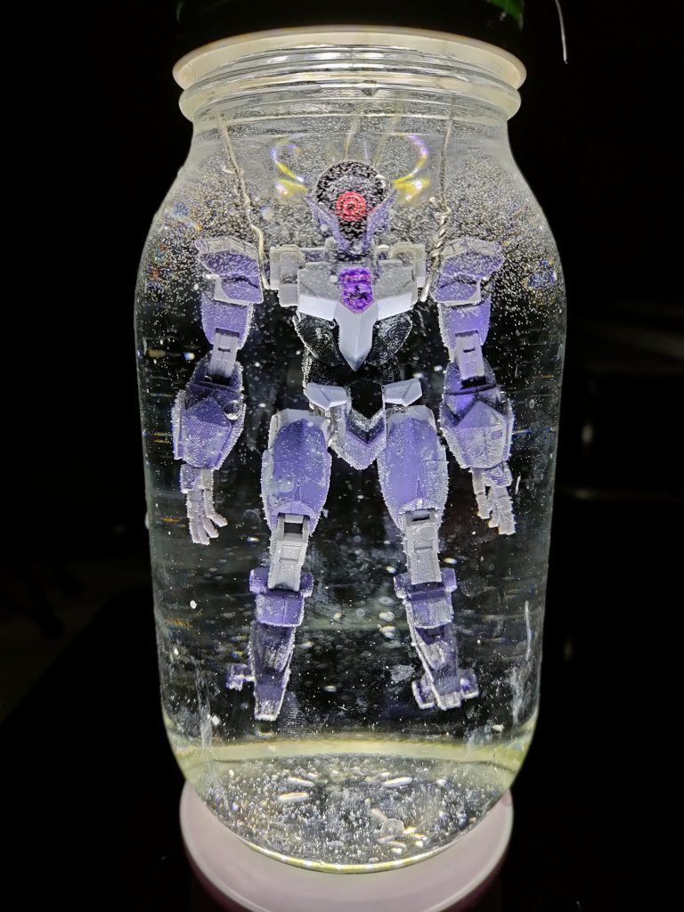 アルスコアガンダムの様な有機的なデザインのガンプラを中心にガンプラを水の中で飾る形態。元ネタはヴァルヴレイヴで標本室で保存されてた弐号機や残骸が巨大カプセルに薬液漬けで保存されてた状態及び、ファフナーEXODUSで立上芹が機体毎水中に冬眠した状態。