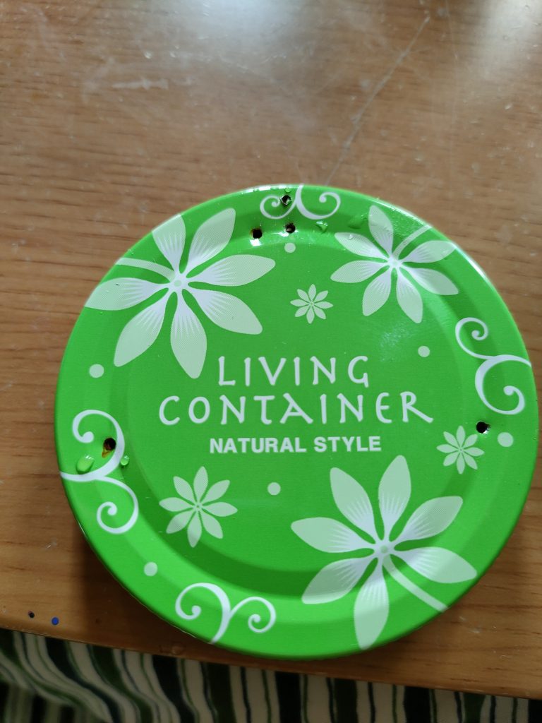 針金の本数に合わせて瓶のフタに針金を通す穴をドリルで空ける。