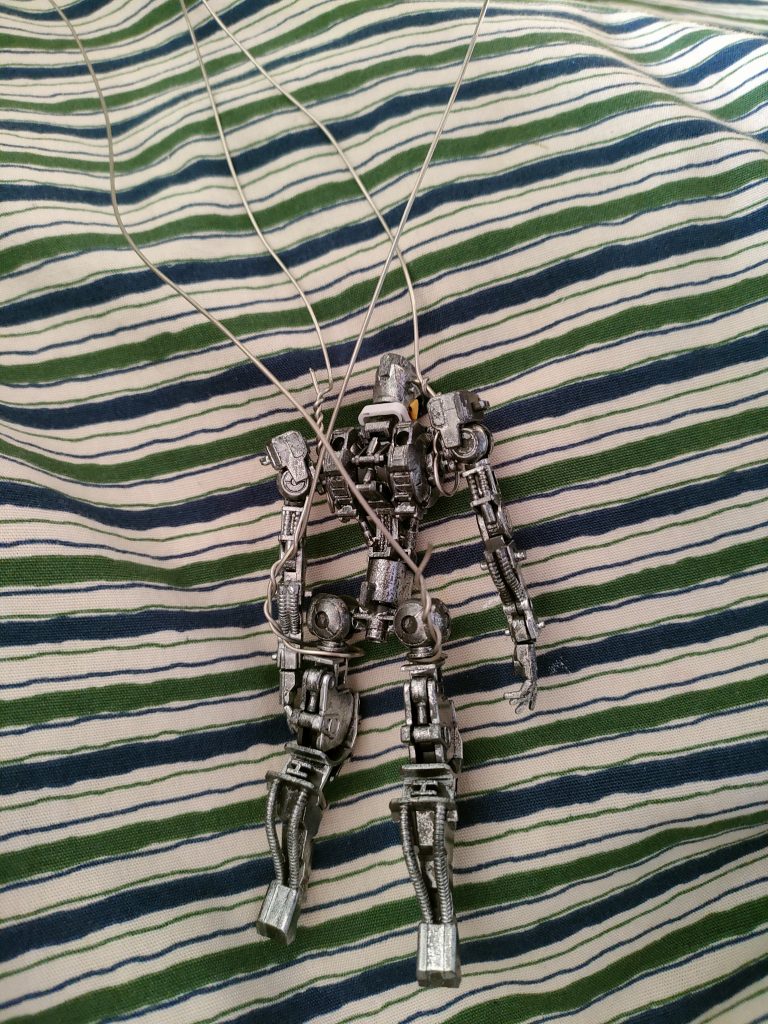 素体となるガンプラの四肢の付け根に針金で後ろから括り付ける。何か水中で飾りたいMSなら何でも。今回はGBNコン出展という事でアルスコアガンダムで。